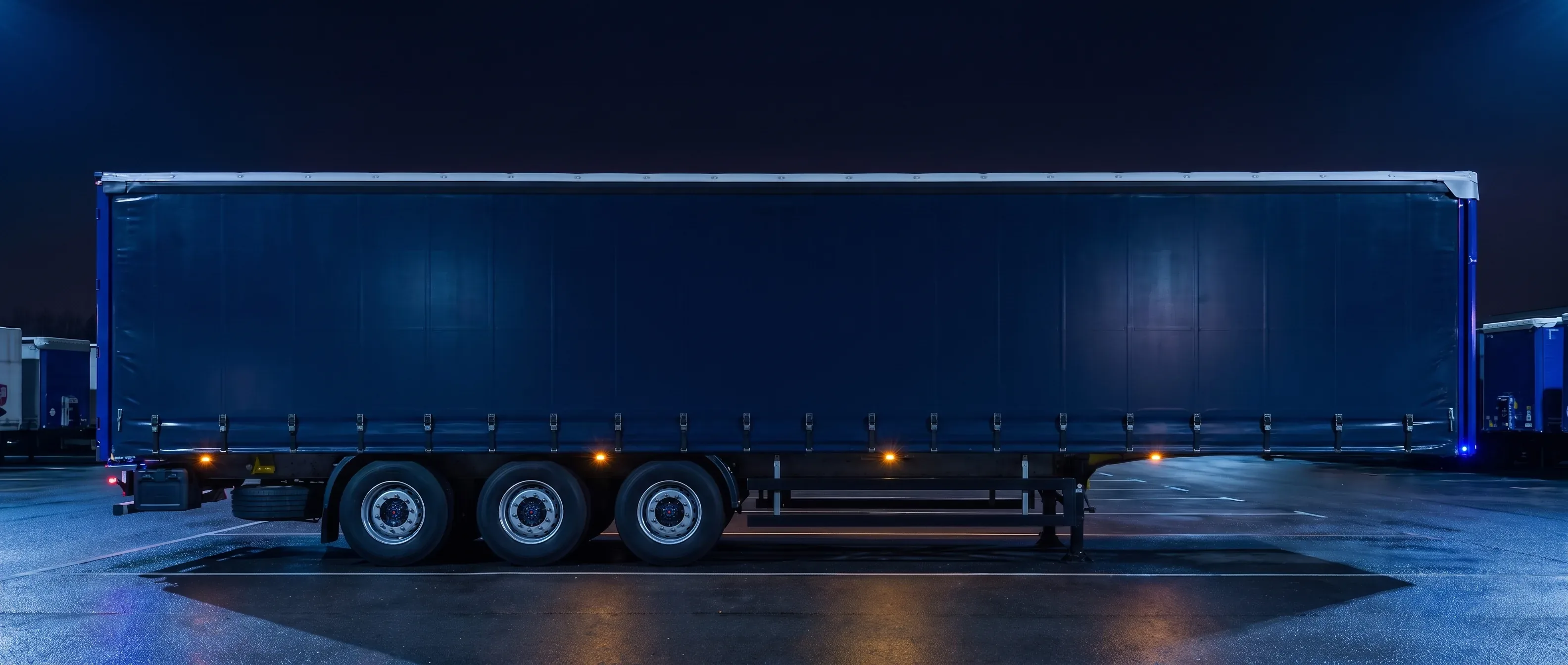 OPTIMUS curtainsider trailer: curtain closed